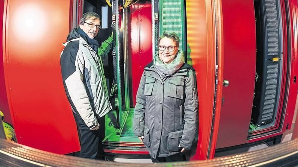 Foto: Prof. Gregor Engels (Vorstand SICP/Uni Paderborn) und Prof. Gudrun Oevel (Leiterin des Zentrums für Informationstechnologien der Uni Paderborn) vor einem der vier IT-Sicherheitsschränke im Windrad-Turm in Asseln.