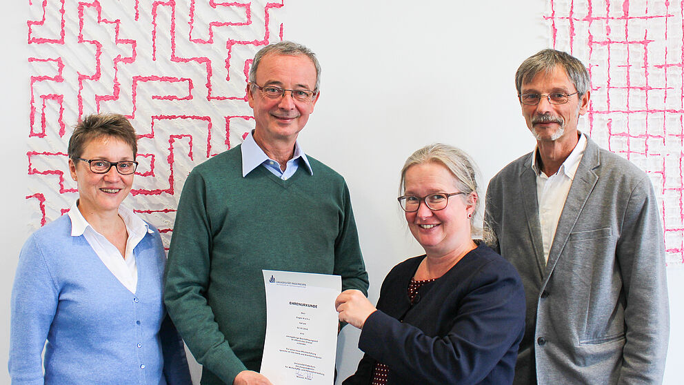 Foto (Universität Paderborn, Johannes Pauly): Glückwünsche zum 40-jährigen Dienstjubiläum – (v. l.) Prof. Dr. Gudrun Oevel, Leiterin des Zentrums für Informations- und Medientechnologien (IMT), Eugen Hahn, Vizepräsidentin Simone Probst und Kurt E