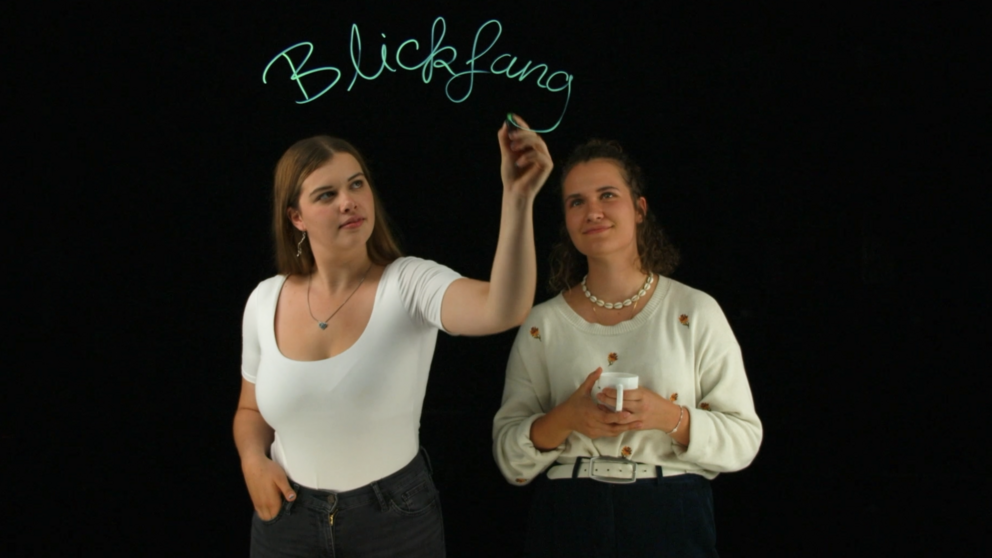 Anna-Celine Rautenberg & Jule Barmwater (von links) am Lightboard im Videostudio