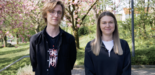 Blickfang-Moderator*innen Jonas Mikolajczak & Vanessa Gehres (von links) im Frühlings-Modus