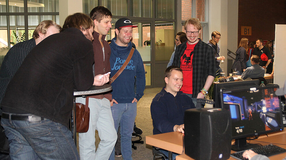 Foto (Lena Schäfer): Lukas Kemper (2. v. l.) und Nick Münstermann (mit rotem T-Shirt) mit Studenten.
