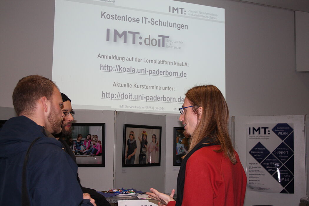 Foto (Christian Ritter): Henning Vreyborg (rechts) im Gespräch mit Studenten.