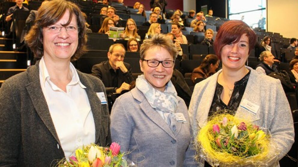 Foto (Universität Paderborn, Johannes Pauly): Auszeichnung „E-Learning-Label“ (v. l.): Prof. Dr. Ilka Mindt, Prof. Dr. Gudrun Oevel und Prof. Dr. Rebekka Schmidt.