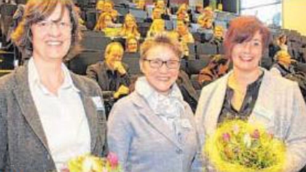 E-Learning-Label: Am Tag der Lehre wurden die Professorinnen Ilka Mindet (l.) und Rebekka Schmidt (r.) ausgezeichnet. Die Laudationes hielt Gudrun Oevel.